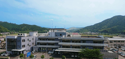 広大な自然に囲まれた外観