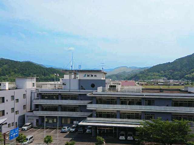 広大な自然に囲まれた外観 外観 美しい自然に囲まれた施設です。山々の景観が、心を落ち着かせる環境を提供します。