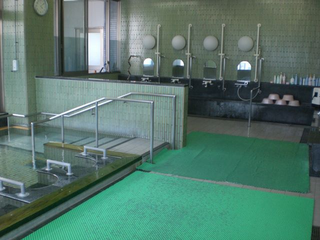 手摺付きの浴室 浴室 手摺が設置された安全性の高い浴場です。快適に入浴できるよう工夫されています。