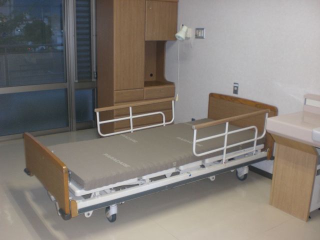 落ち着いた居室 居室 ベッドのある静かな空間が広がります。窓から自然光が差し込み、心地よい雰囲気です。