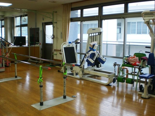 機能訓練室 機能訓練室 自然光が差し込む機能訓練室は、明るく開放的な空間です。さまざまなリハビリ機器が揃っています。