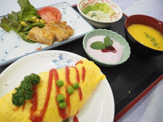 多彩な料理が楽しめる食堂 ダイニングルーム 彩り豊かなメニューが並ぶ食事スペースです。栄養バランスを考えた料理を提供しています。