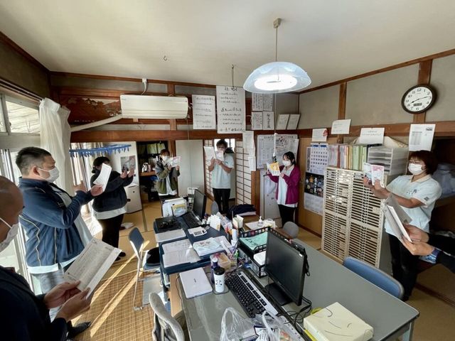多様な活動の居室 居室 広々とした居室で、スタッフと利用者が一緒に元気に活動している様子です。明るい雰囲気の中で、日々の生活が支えられています。
