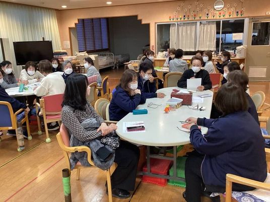 談笑する利用者の食堂  