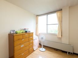 明るい窓のある居室