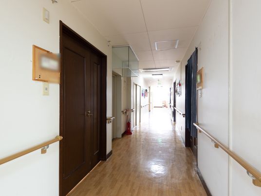 木目調の床の廊下