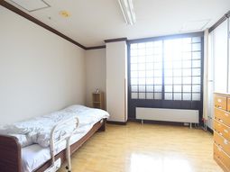 明るい一人部屋の居室