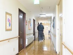 廊下に飾られた絵と人物