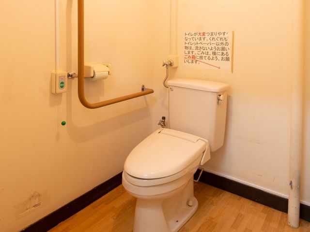 バリアフリートイレ トイレ 安全な使い心地を追求したトイレ空間です。手すりがあり、どなたでも快適にご利用いただけます。