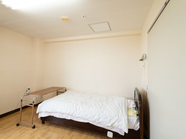居心地の良い空間 居室 ゆったりしたベッドと便利なサイドテーブルを備えた居室です。清潔感のあるこの部屋で、快適な日々を過ごせます。