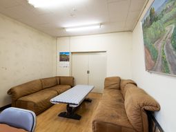 茶色のソファとテーブルの部屋