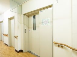 清潔な廊下とエレベーター