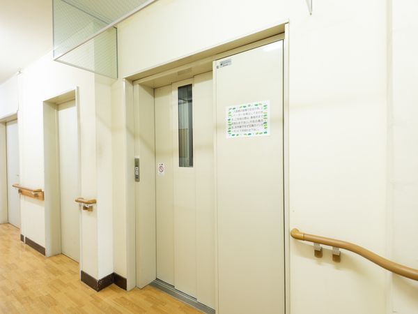 清潔な廊下とエレベーター