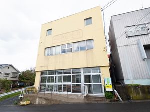 黄色い建物のエントランス