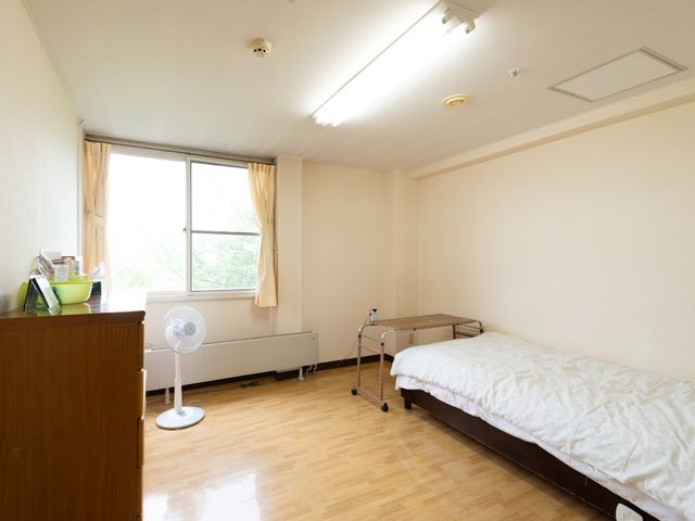 明るい居室の一角 居室 手入れが行き届いたシンプルな居室です。窓から自然光が差し込み、落ち着いた時間を過ごせる空間になっています。