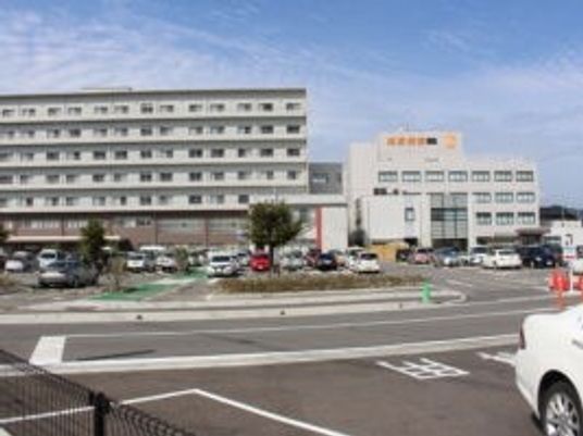 建物外観と駐車場  