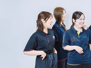 笑顔のスタッフ3人の集合  