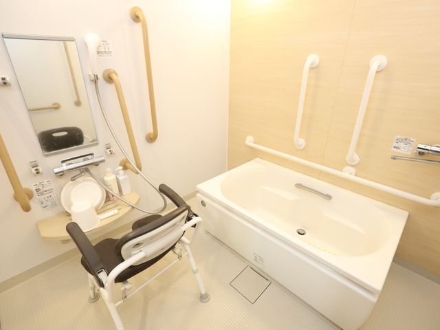 手すり付きバリアフリー浴室 浴室 安全に配慮された浴室は手すりが充実しており、全ての方が安心してご利用いただける設計です。