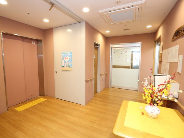 明るいエントランスの廊下