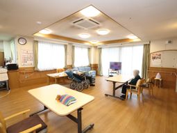 明るい共用ラウンジ