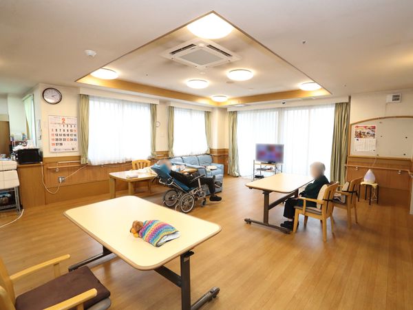 明るい共用ラウンジ