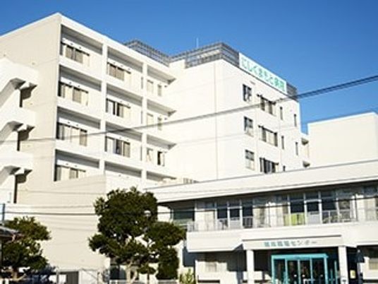 白い建物の外観  