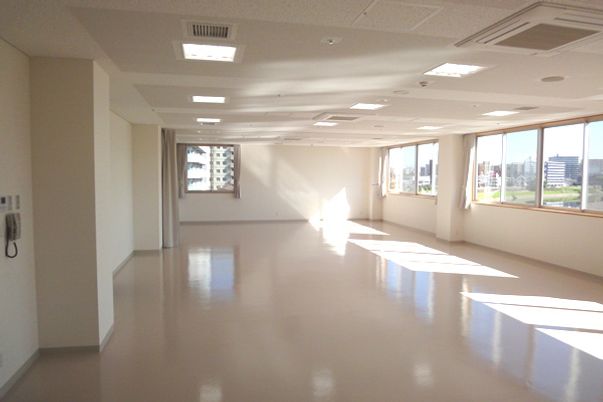 明るい空間のラウンジ