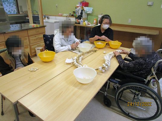 テーブルで作業する人々