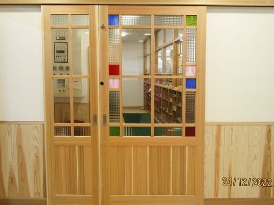木の引き戸の廊下
