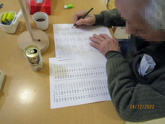 テーブルで書く人