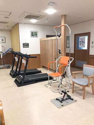 運動器具が並ぶ室内