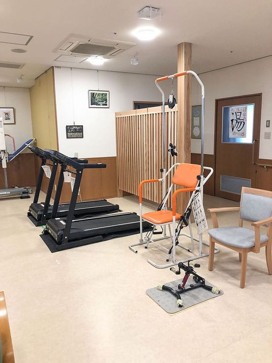 運動器具が並ぶ室内