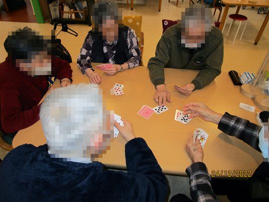カードゲームを楽しむ人々  