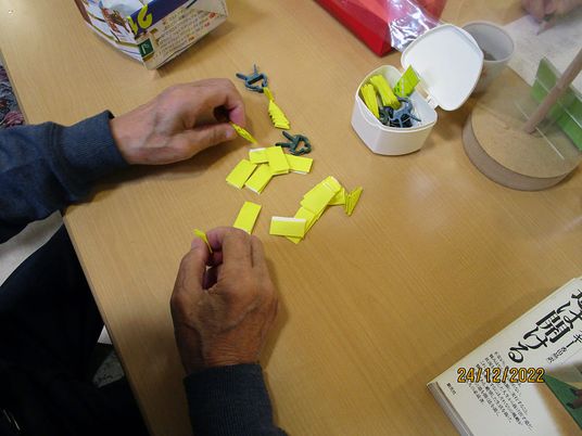 テーブルで作業する手