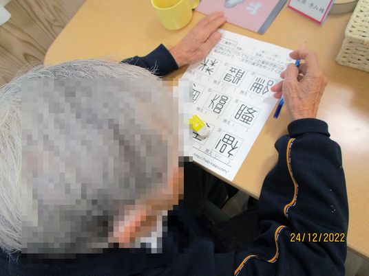 活動に参加する人の姿