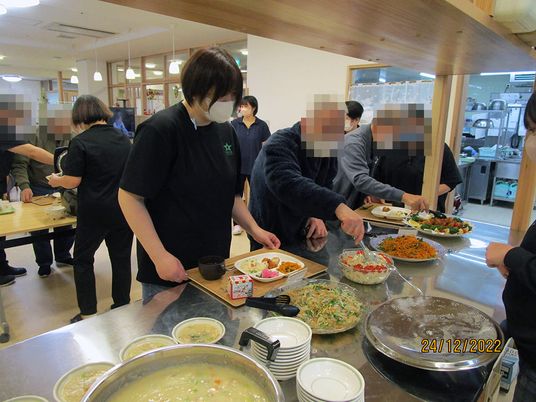 調理された料理の並ぶ食堂