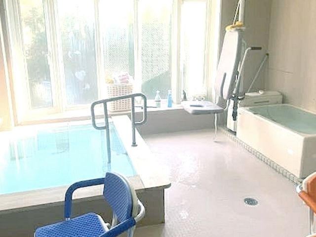明るい浴室 浴室 広々とした明るい空間で、快適にリラックスできる設備が整っています。