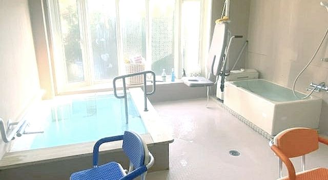 明るい浴室 浴室 広々とした明るい空間で、快適にリラックスできる設備が整っています。