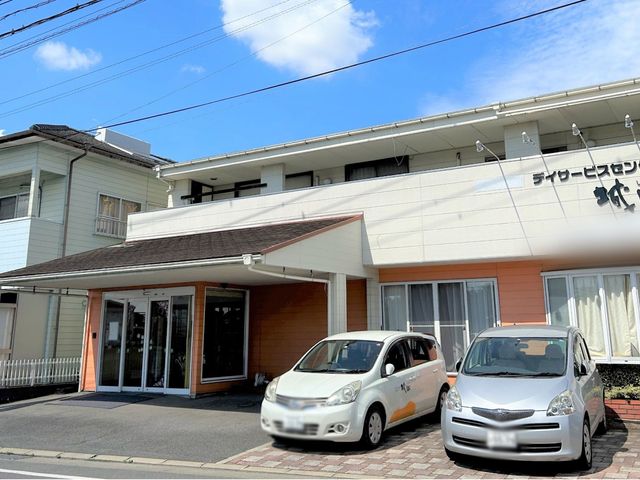 施設の外観 外観 広々とした車寄せがあり、車での送迎が快適に行えます。周辺環境も整っています。