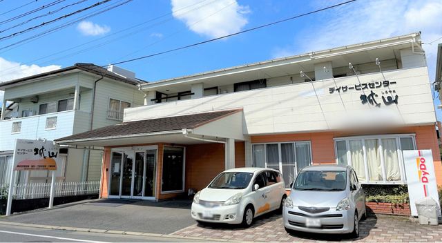 施設の外観 外観 広々とした車寄せがあり、車での送迎が快適に行えます。周辺環境も整っています。