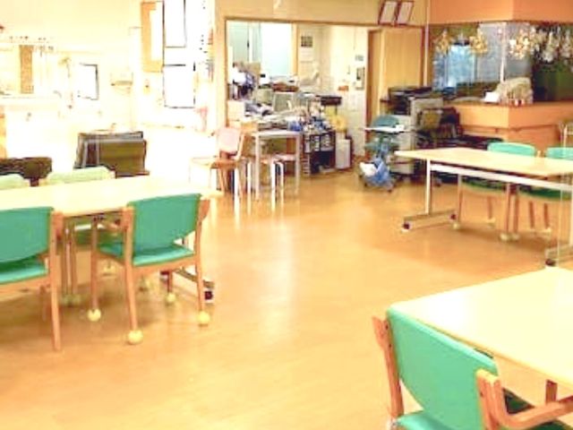 自然光が降り注ぐダイニングルーム ダイニングルーム 開放的なダイニングで、明るい雰囲気の中、リラックスしながら各種活動が行えます。テーブルと椅子が並び、快適な時間を過ごせます。
