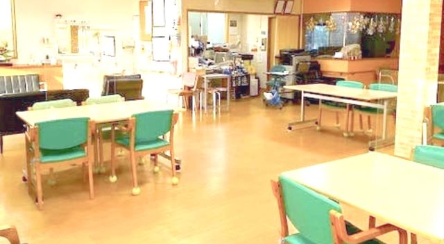 自然光が降り注ぐダイニングルーム ダイニングルーム 開放的なダイニングで、明るい雰囲気の中、リラックスしながら各種活動が行えます。テーブルと椅子が並び、快適な時間を過ごせます。