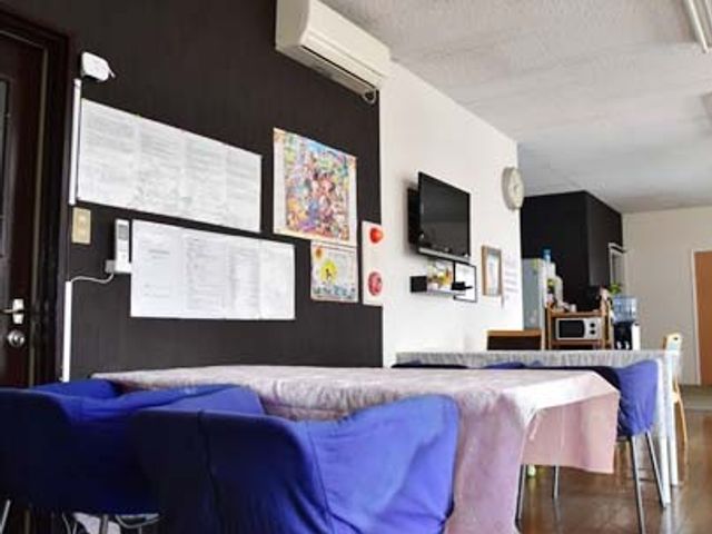 落ち着いた色調のダイニングルーム ダイニングルーム 落ち着いた雰囲気のダイニングルームです。掲示物があり、情報共有に便利です。