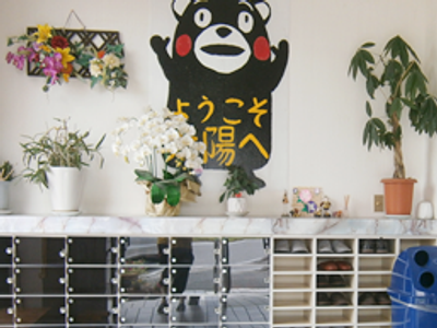 植物や装飾が並ぶエントランス
