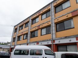 オレンジ色の建物外観