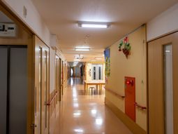 明るく清潔な廊下