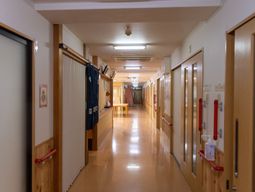 清潔で明るい廊下の風景