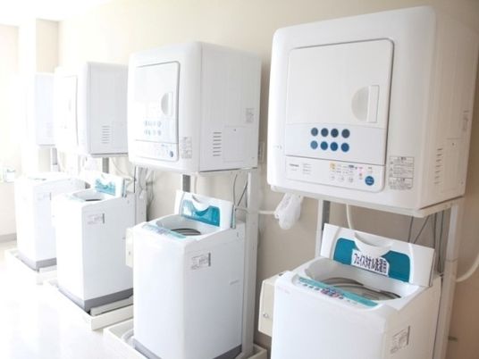 清潔な洗濯機並ぶ部屋