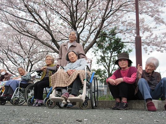 桜の木の下のシニア集団