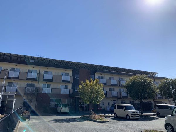広々とした建物外観